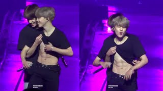 181003 Jungkook showing Jimin’s abs AGAIN @ Love Yourself Tour in Chicago