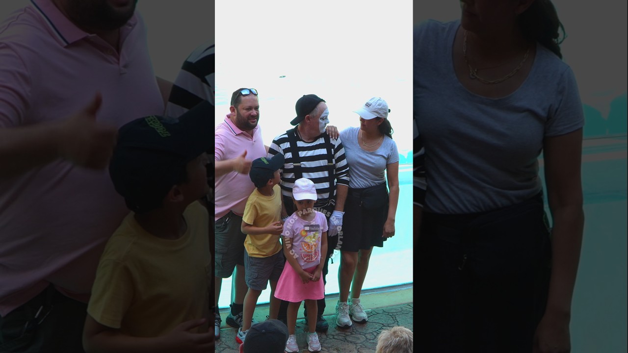 Tom o mímico sentiu um clima com a mão dela no ombro dele 😍❤️😂🤣 #tomthemime #seaworldmime