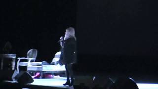 Алла Пугачева поёт под фонограмму - без микрофона !!!