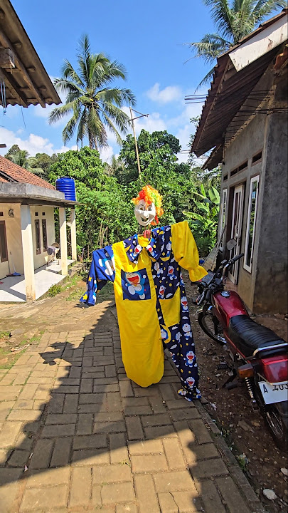 clown clothes walking alone #trending #clown