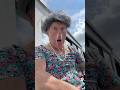 UN JEUNE SE MOQUE D’UNE MAMIE🙈🤣#humour #shorts