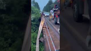 Tragedia en Misiones: un micro cayó desde un puente tras chocar contra un auto