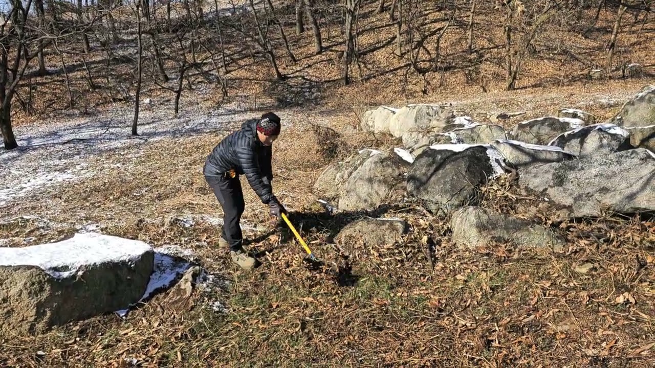 영웅동산가꾸기1 쇠스랑으로 황무지 개간