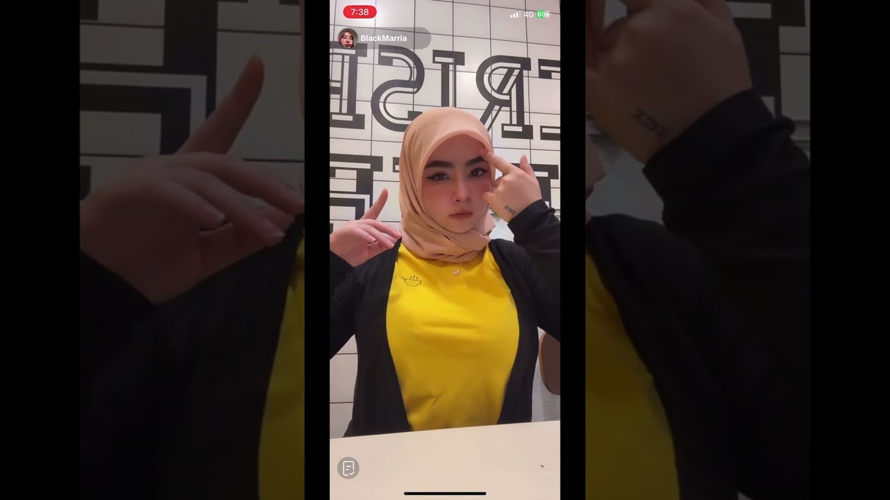 Maria live terselak baju