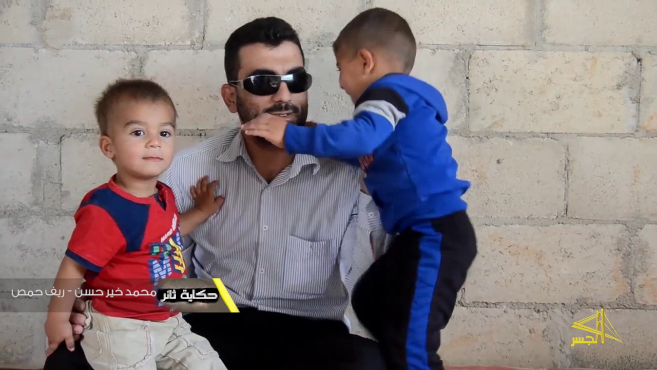 محمد خيرحسن من ثوار حمص يروي كيف ذهب بصره أثناء دفاعه عن أهله