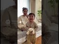 ママのパックにびっくりする子供