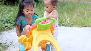 Hai kali ini shinta menemani adik bayi saya shanti, shanti lucu sedang
belajar jalan menggunakan kereta dorong, sekarang umur 13 bulan
shanti...