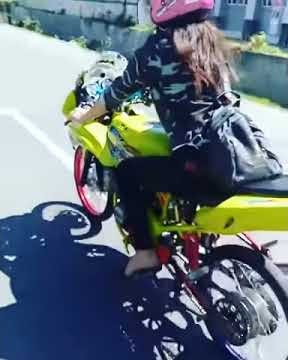 Cewek cantik bawa ninja