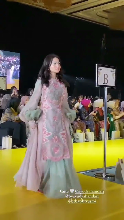 Sandrinna Michelle catwalk seperti supermodel cantik banget 😍