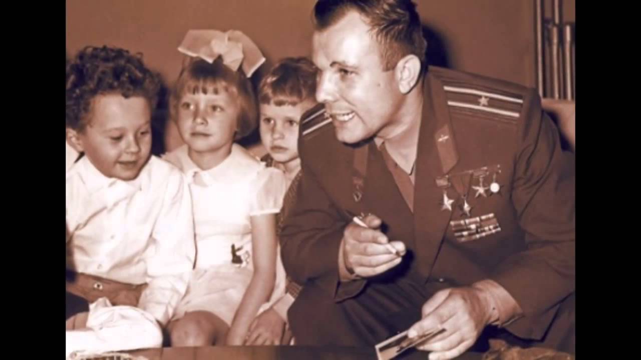 Гагарин с семьей фото. Семья Юрия Гагарина в детстве.