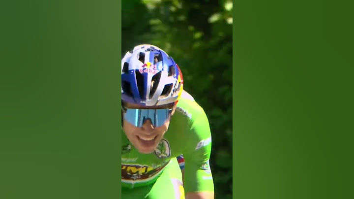 Waarom zijn jullie altijd de twee? 🤔 Van der Poel en Van Aert vallen aan op Etappe 11 #TDF2022 #Shorts