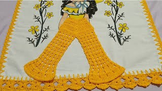 Calça pantalona pra boneca no pano de prato