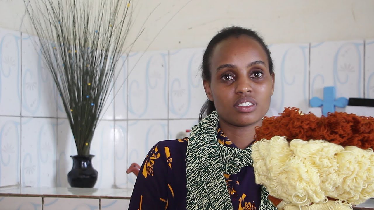 Ishimwe, umunyeshuri uhimba imitako n'ibikoresho bitandukanye