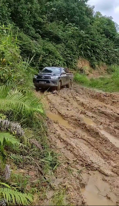 Mobil Hilux masih kotor kotor eh lumpur gunung ini bos, bukan lumpur dalam kebun kelapa sawit😂😁🙏