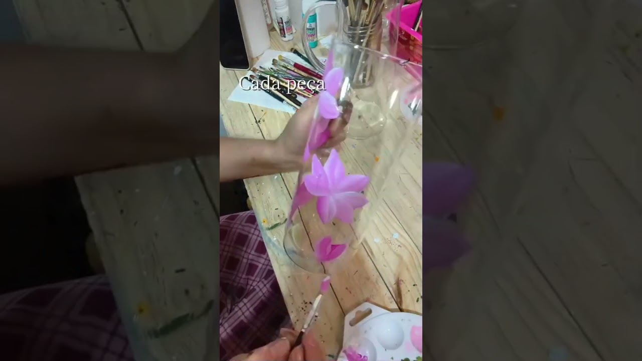 Kátia pintando taças à mão no ateliê