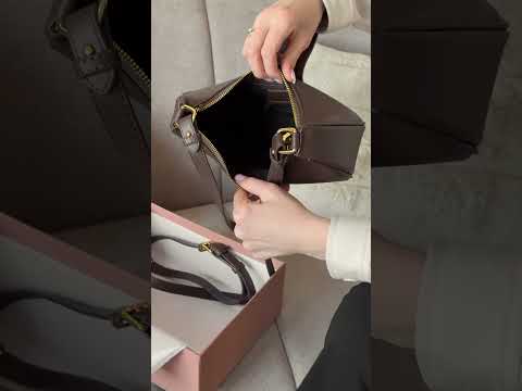 Брендова жіноча сумка Miu Miu Leather Hobo Bag Chocolate | Стильна та елегантна, з натуральної шкіри, видео 1