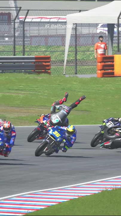 Aksi berbahaya marquez bikin kita geleng - geleng kepala