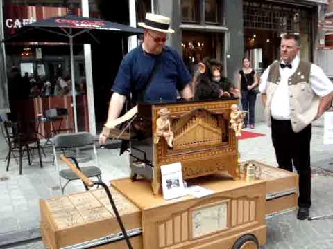 36 key Verbeeck street organ plays "Wandelclub / J...