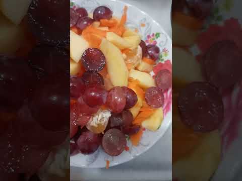 تجهيز كأس كوكتيل من العنب الاحمر التفاح الموز البرتقال العسل عشاق العصير و العسل 