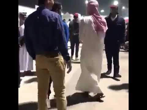واحد من الشباب يرقص قدام الناس