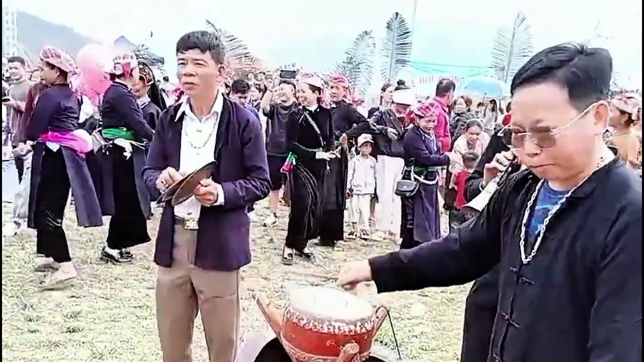 Phần 2 vòng xòe đẹp mắt múa theo điệu pí lè tại lễ hội xuống đồng xã Chiềng Ken năm 2026