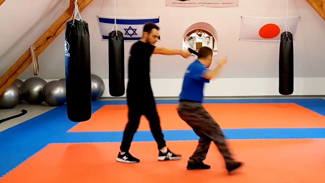 Défense contre pistolet à la tête, derrière (entrée à l'intérieur)