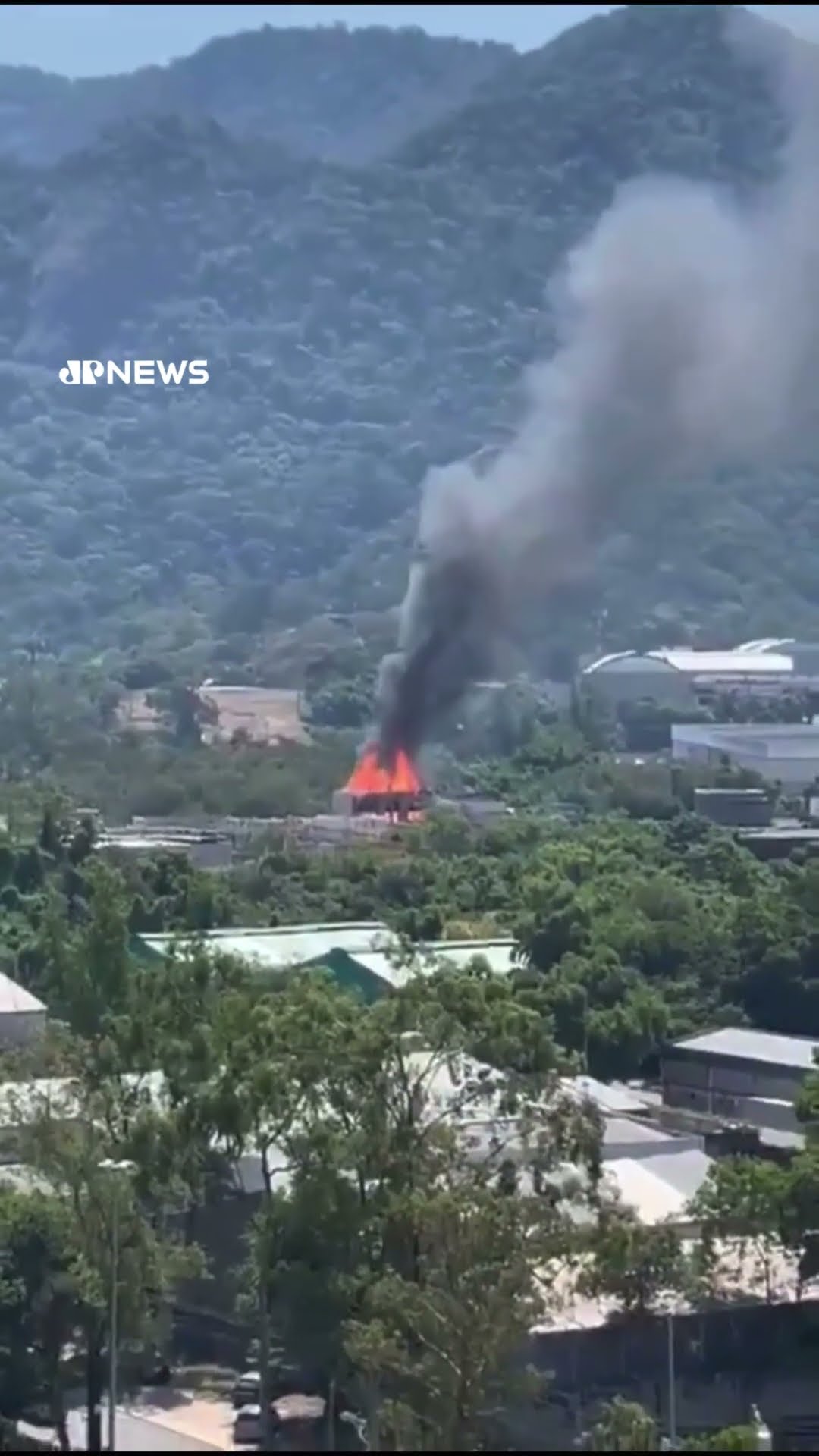 Incêndio atinge Estúdios Globo, no RJ, e destrói parte da cidade cenográfica de novela #Shorts