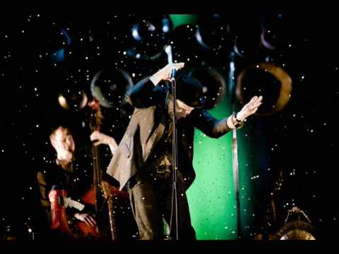 Tom Waits - Goin' Out West [Live - Glitter and Doo...