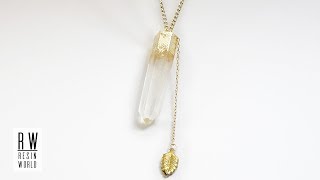 金色の葉チャーム付きクリスタルペンダント　Clear Crystal Pendant with Gold Leaf Charm【レジンアクセサリー｜Resin Jewelry】