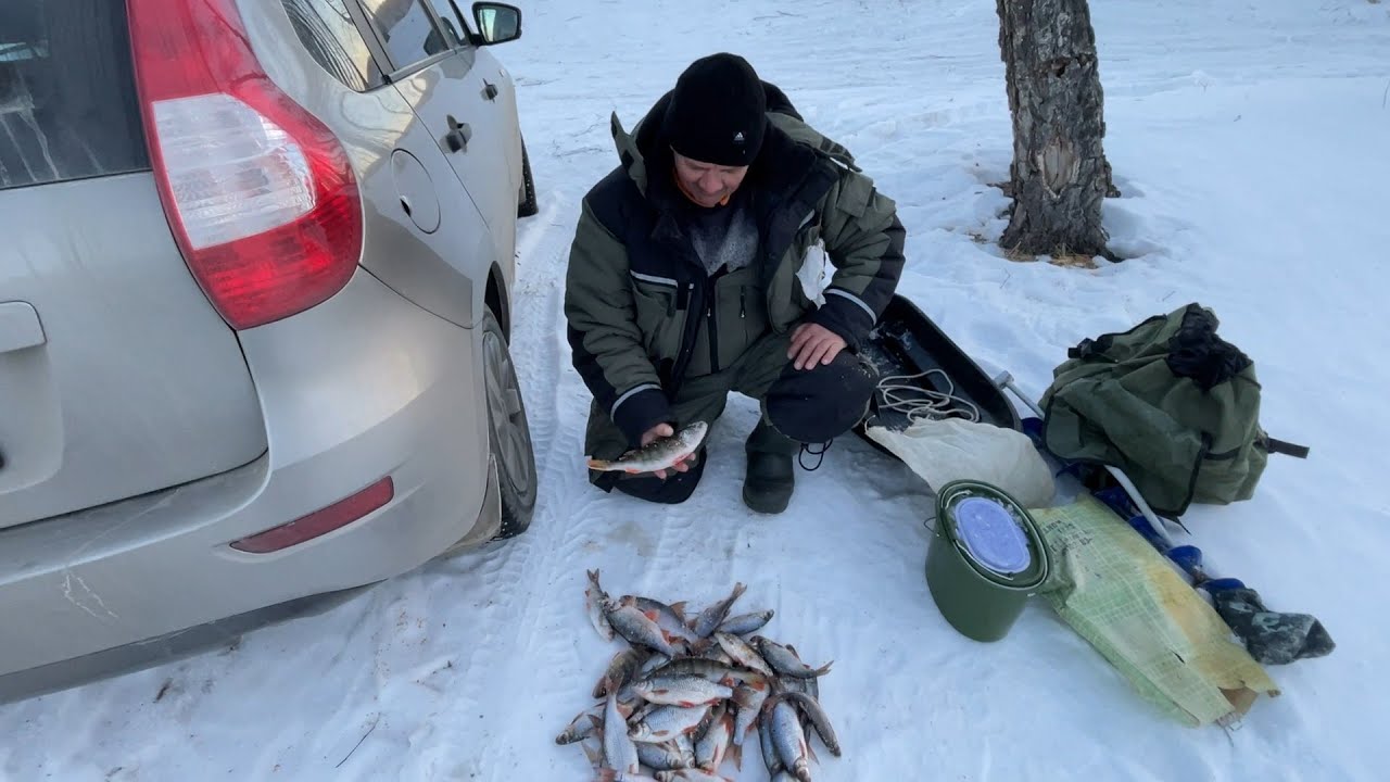 Зимняя рыбалка. Лунка рыбалка. Аргази озеро рыбалка. Аргази зимой.
