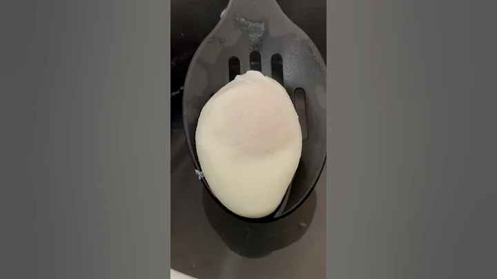 PERFECT poached egg and science behind #poachedegg #foodscience #eggs #cooking #eggsbenedict