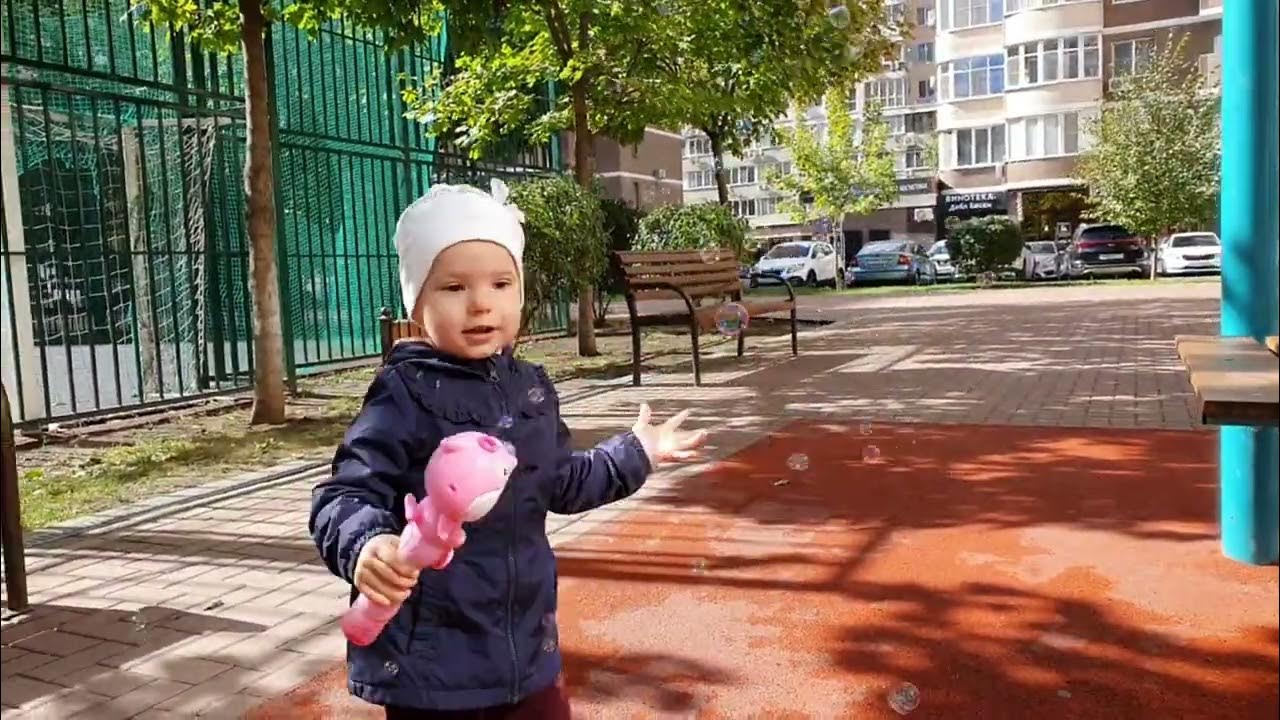 Дети во дворе. Малыш на детской площадке. Дети во дворе. Девочки на улице во дворе. Дети играющие в песочнице.