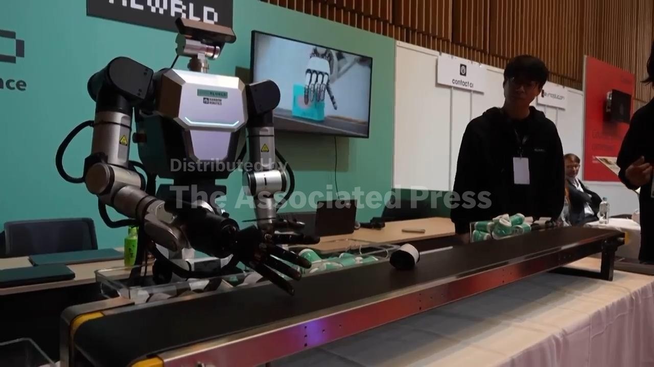 Humanoid robots and manual dexterity showcase in Japan humanoids