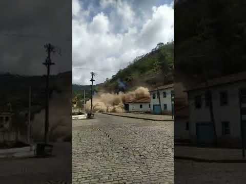 Deslizamento de barranco destrói casas em Ouro Preto, MG (2)