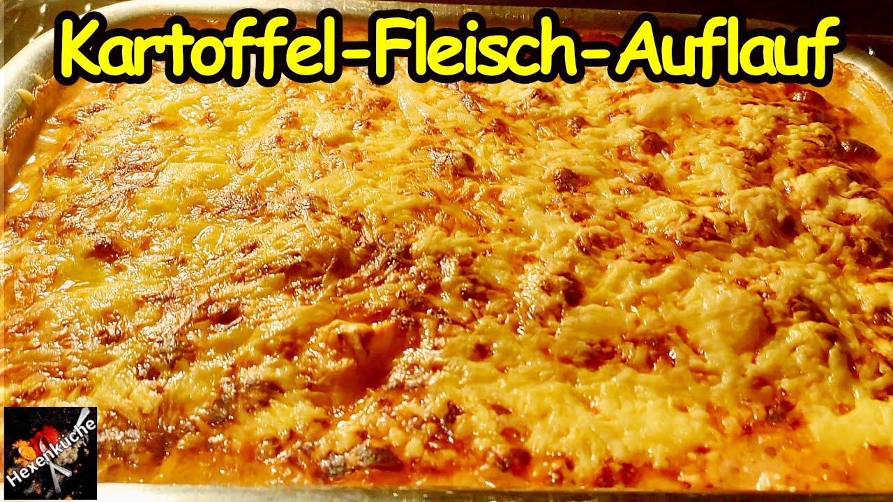 Kartoffelauflauf mit Schweinenacken in einer Sahne-Tomatensoße. Ein ... Kartoffelauflauf mit Schweinenacken in einer Sahne-Tomatensoße. Ein ...