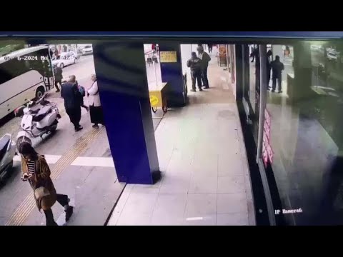 Otobüsün yaşlı adama çarpma anı güvenlik kamerasına yansıdı