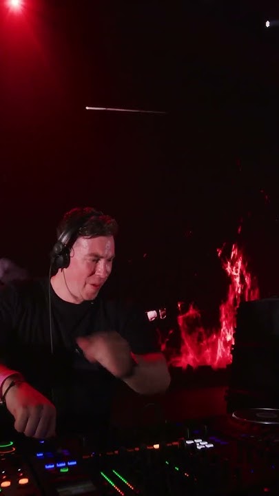 Hardwell playing "Arcadia" live at Tomorrowland #hardwell #classic ...