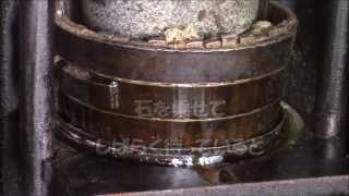 伝統の石臼式玉締法での黒ごま油の製造工程（鹿北製油）