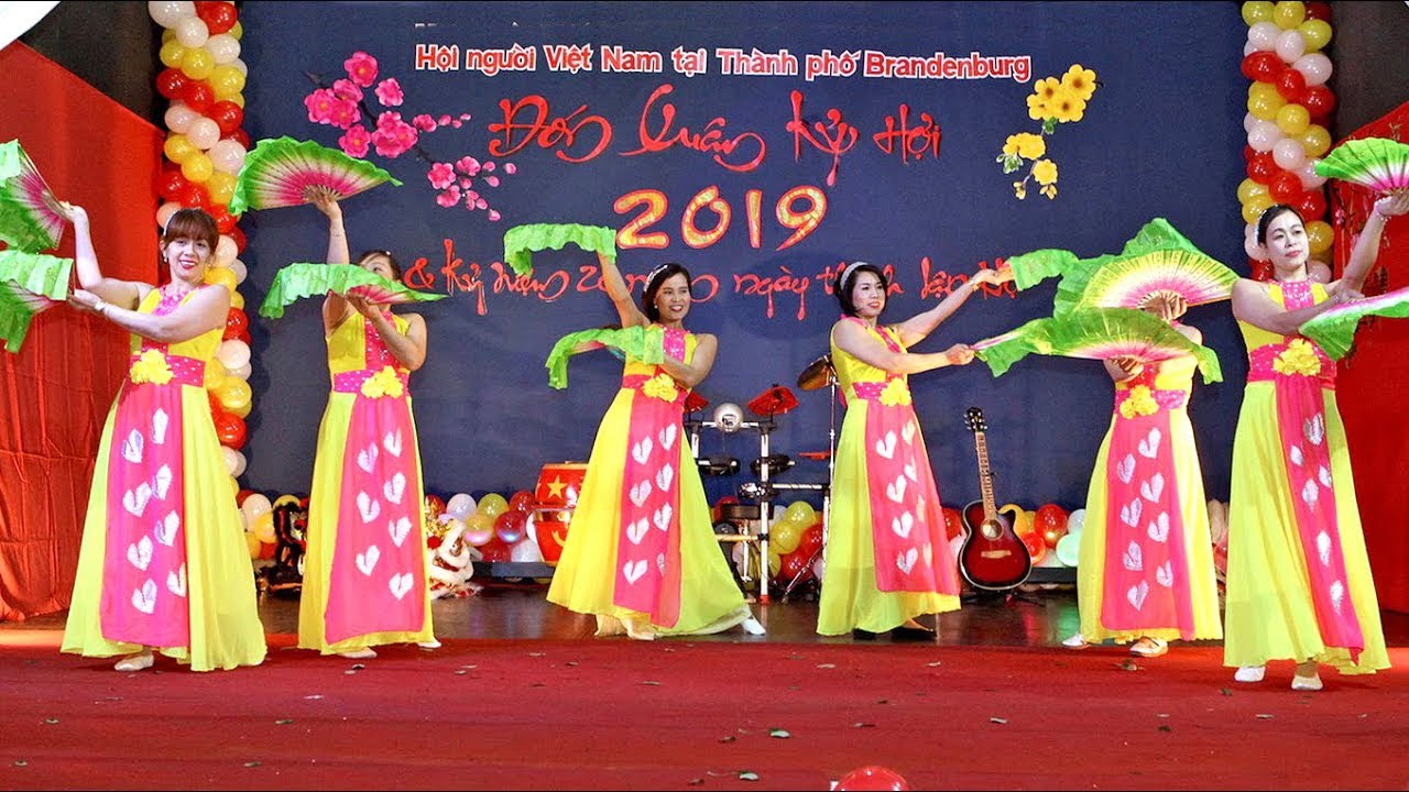 Mái đình làng biển (Nguyễn Cường) - Tốp múa Rathenow CHLB Đức