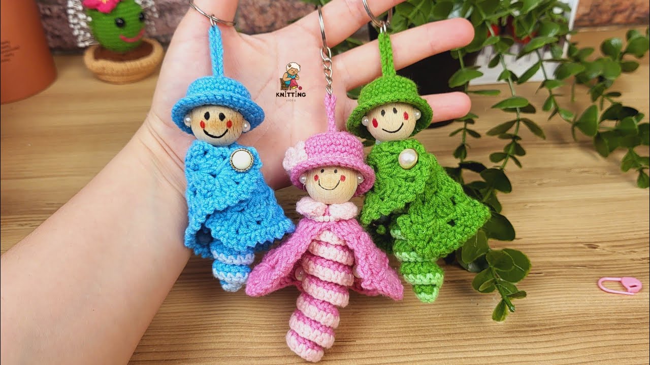 We make very stylish little baby keychains from crocheted wooden beads. 🌸