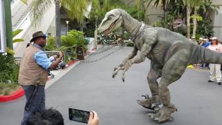 Динозавр в парке Universal Studios в Лос-Анджелесе