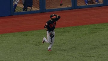 BAL@TOR: De Aza runs down a deep drive over his head