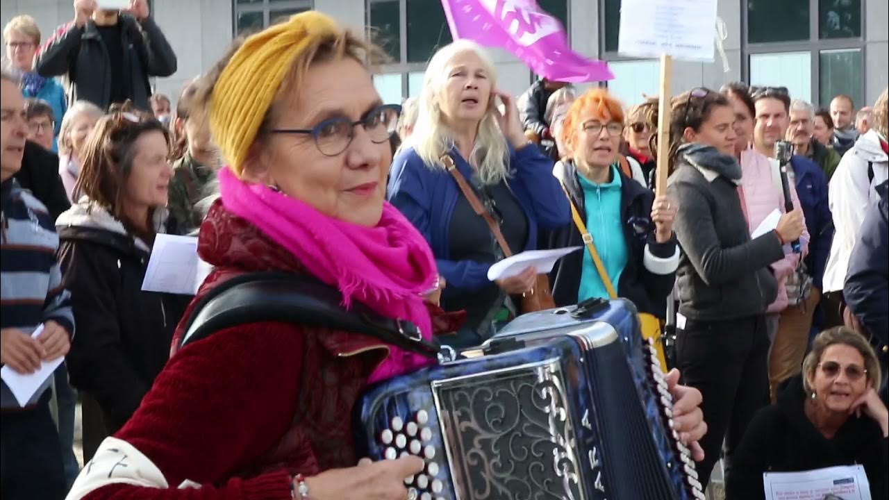 LA GENTE COME NOI NON MOLLA