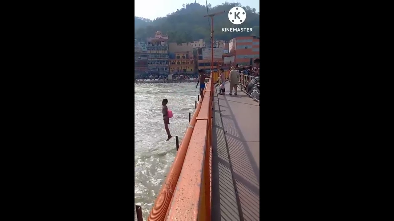 FLIP IN THE GANGA RIVER #BRAVE KID# HAR KI PAURI 🙏🙏# HARIDWAR # INDIA