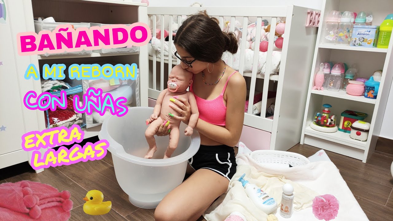 Bañando  a mi reborn de silicona con uñas extra largas