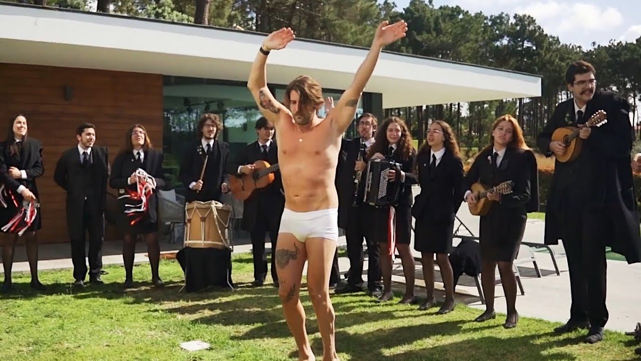 ACORDEI A CASA COM UMA TUNA (25 PESSOAS)