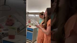 Sestřičky se s pacientem rozloučily zpěvem