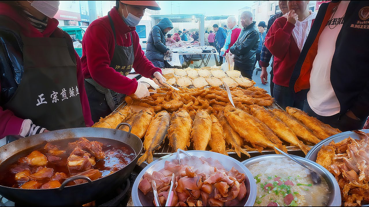 Ранние утренние рынки в Инкоу, на северо-востоке Китая, наполнены разнообразием и инклюзивностью,