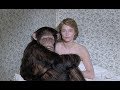 4分鐘看完《馬克斯我的愛》妻子出軌黑猩猩與之發生了關係，老公非但沒生氣反而三個生活在了一起