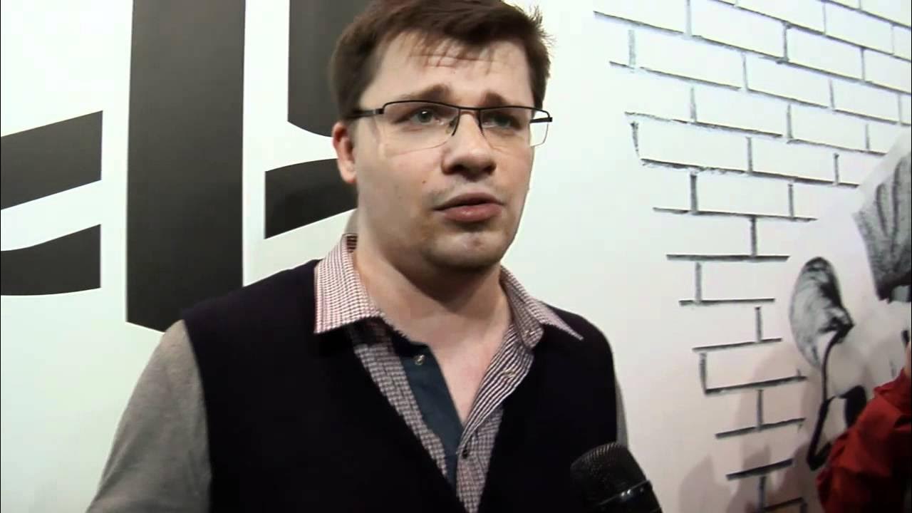 Шоу гарика харламова на ютубе. Гарик харламов сейчас 2022. Интервью гарика харламова. Камеди клаб гарик харламов. Интервью гарика харламова.
